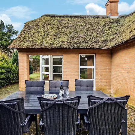 Gorgeous In Henne With Kitchen